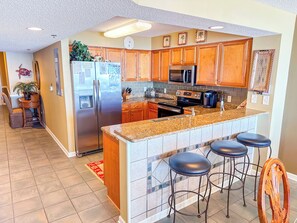 ثلاجة، ميكروو�يف، فرن، موقد طهي مسطح