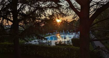 ZWEIZIMMERWOHNUNG IN EINER RUHIGEN RESIDENZ MIT POOL UMGEBEN VON GRÜN