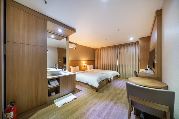 Quarto duplo standard | Individualmente decorados, individualmente mobiliados, escrivaninha
