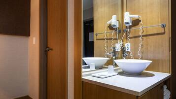 Ducha, secador de pelo, batas, pantuflas