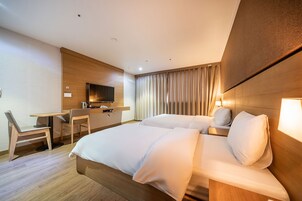 Quarto duplo luxo | Individualmente decorados, individualmente mobiliados, escrivaninha