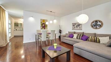 Deluxe-Apartment, 1 Schlafzimmer (4) | 1 Schlafzimmer, Schreibtisch, Bügeleisen/Bügelbrett, kostenloses WLAN