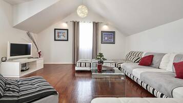 Penthouse | Wohnbereich | LED-Fernseher