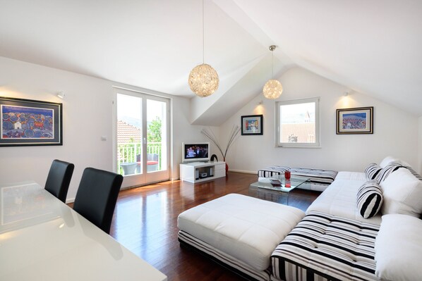 Kattohuoneisto | Oleskelualue | LED-televisio