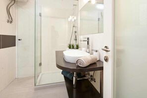 Deluxe Apartment, 1 Bedroom (4) | Bathroom | Hair dryer, towels - Apartments Gea (Trogir)
