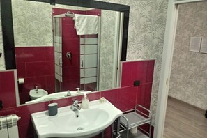 Douche, sèche-cheveux, bidet, serviettes fournies