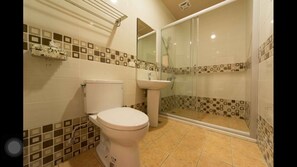 Superior Double Room | Bathroom | Shower, free toiletries, hair dryer, slippers - Kenting Orange Homestay (Hengchun)