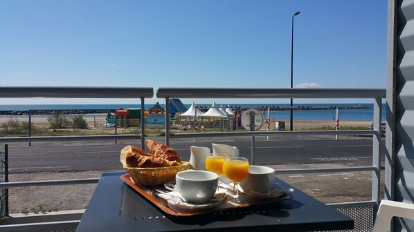 Daily continental breakfast (EUR 8.50 per person) - Hotel La Conga (Sète)