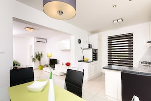 Cobertura, terraço, vista para o mar | Opções para refeição no quarto