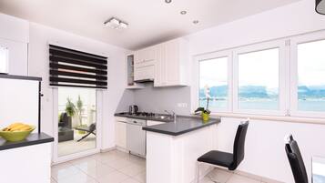 Penthouse, Terrasse, Meerblick | Eigene Küche | Kühlschrank, Herdplatte, Geschirrspüler, Wasserkocher