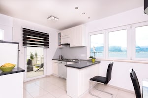 Cobertura, terraço, vista para o mar | Cozinha privada | Geladeira, cooktop, lava-louças, chaleira elétrica