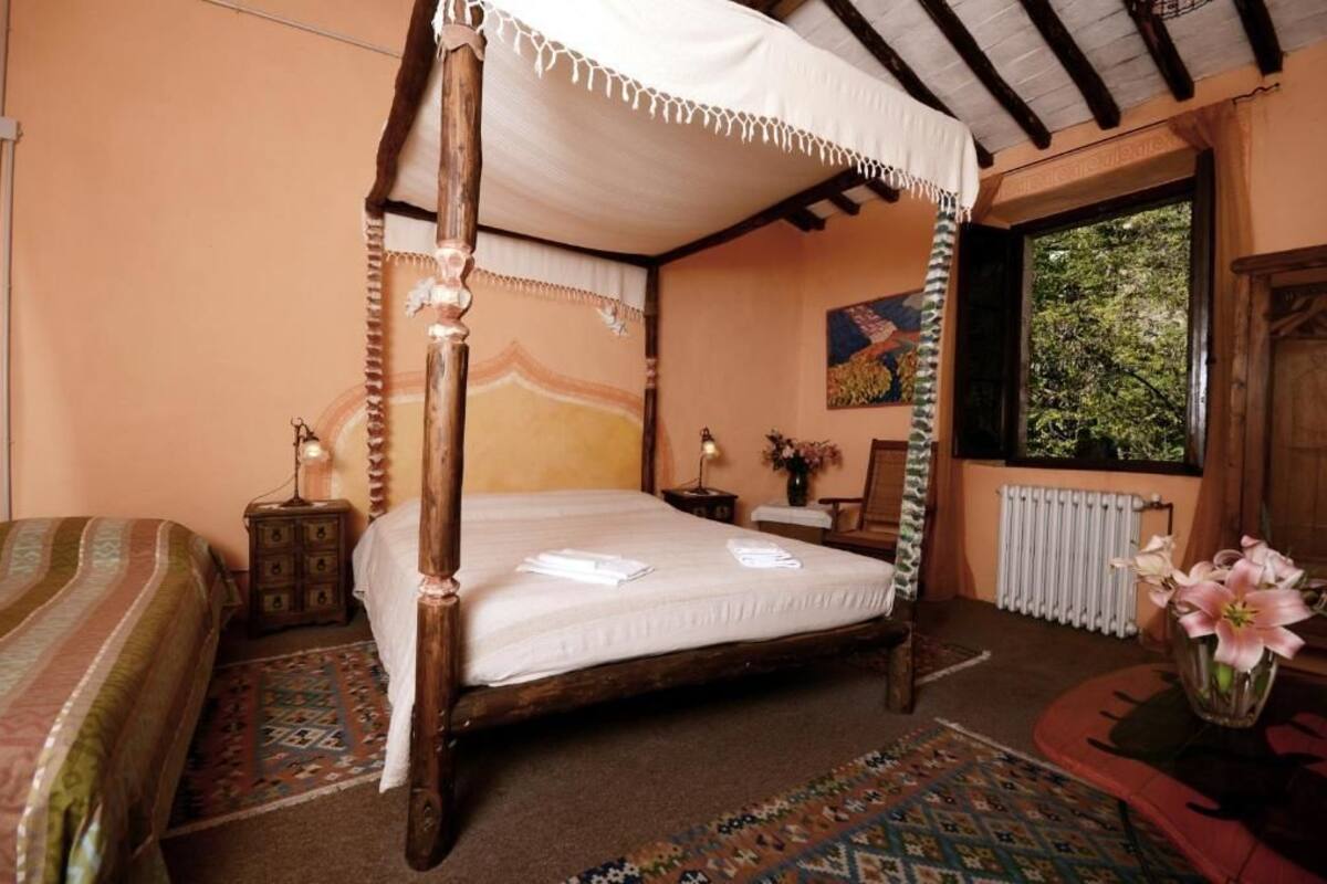 Cots/infant beds, rollaway beds, free WiFi, bed sheets