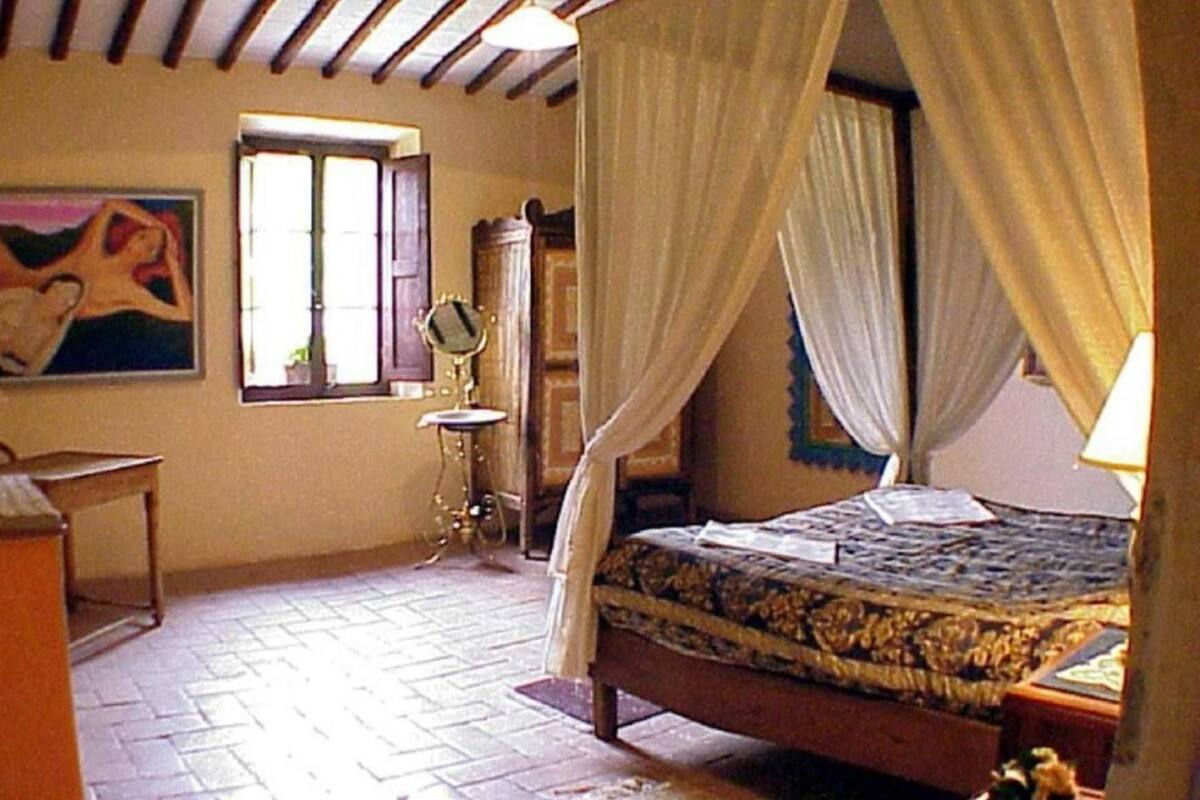 Cots/infant beds, rollaway beds, free WiFi, bed sheets