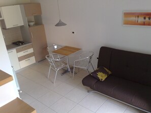 Duplex, 2 quartos | Área de estar | TV de plasma