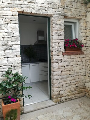 Apartment With Courtyard | Eigene Küche | Großer Kühlschrank, Mikrowelle, Herdplatte, Wasserkocher