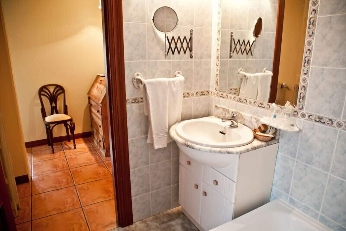 Tina y regadera independientes y amenidades de baño gratuitas