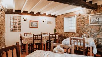 Petit déjeuner et dßner servis sur place, spécialités Cuisine locale