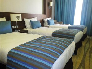 Habitación triple, para no fumadores | Escritorio, cortinas blackout, wifi gratis y ropa de cama 