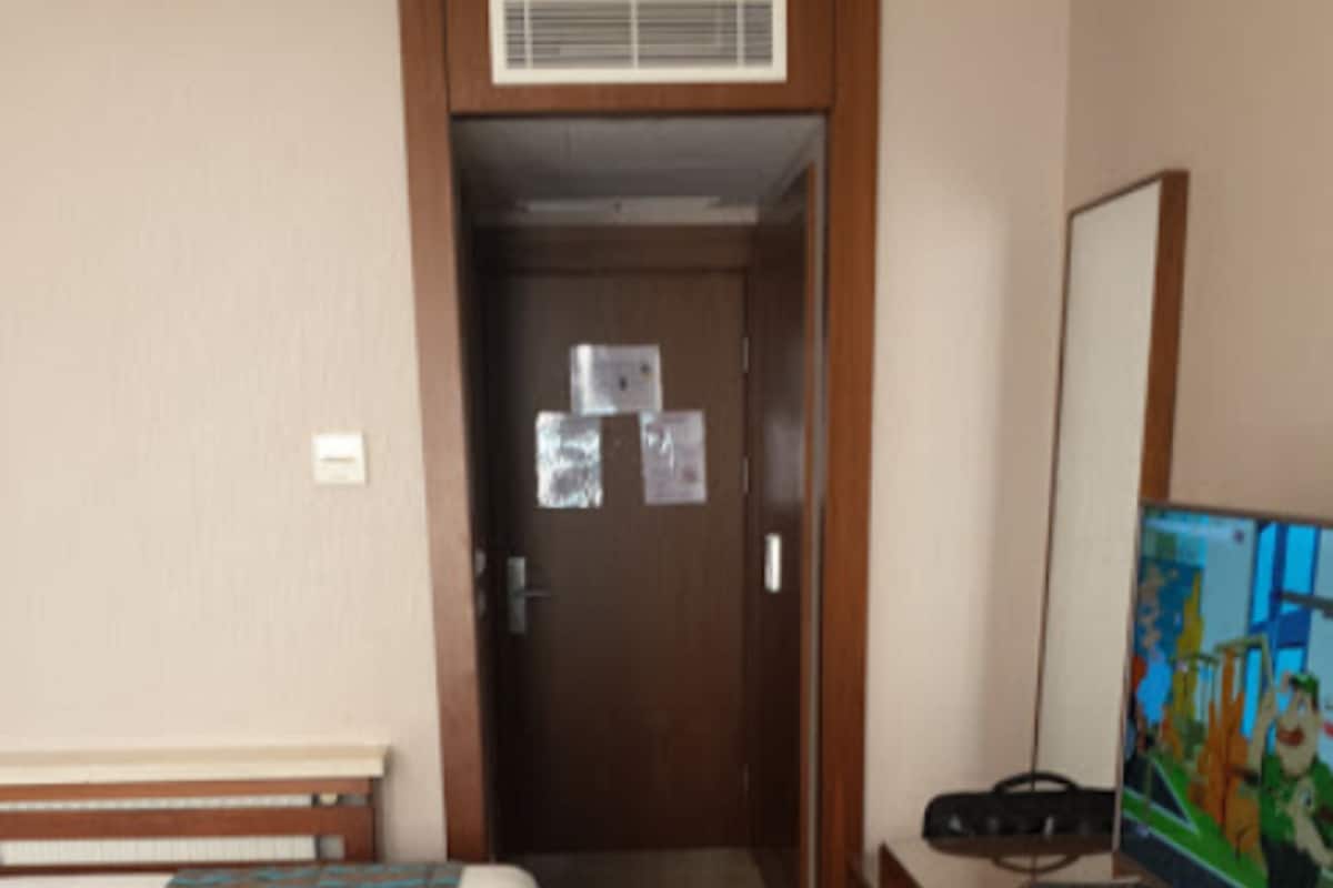 Een bureau, verduisterende gordijnen, gratis wifi, beddengoed