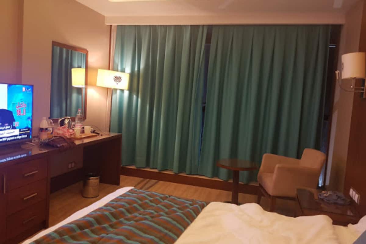 Een bureau, verduisterende gordijnen, gratis wifi, beddengoed