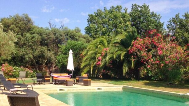 A swimming pool with lounge chairs and a patio area. - Riad des Vignes (Ramatuelle)