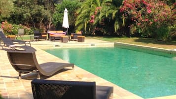 Piscina externa sazonal, guarda-sóis, espreguiçadeiras