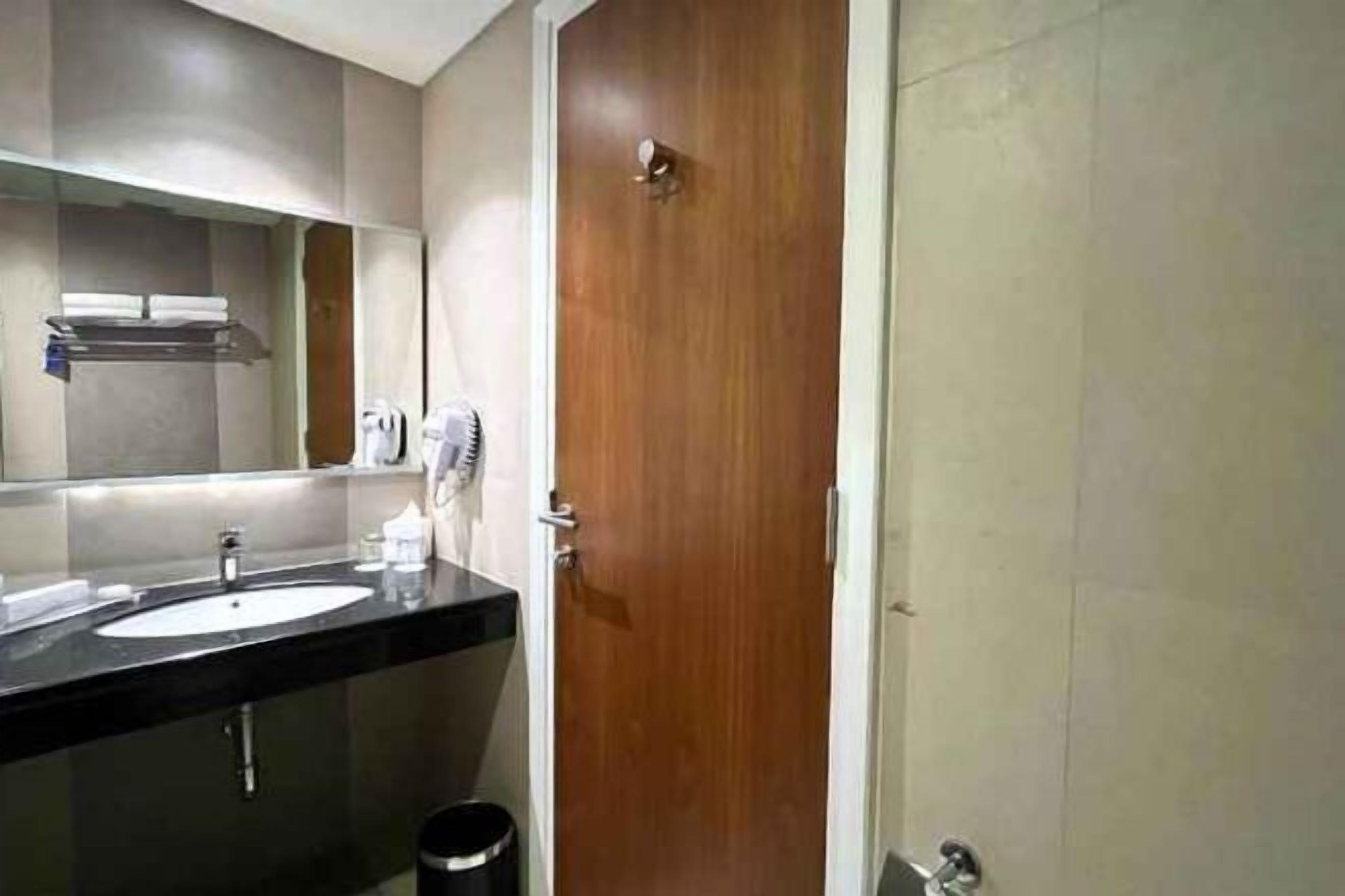 Combined shower/bathtub, rainfall showerhead, slippers, bidet