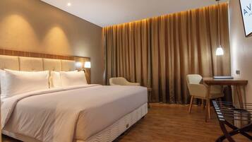 Minibar, brankas, setrika/meja setrika, dan Wi-Fi gratis