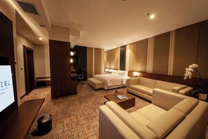 Minibar y caja de seguridad en la habitación 
