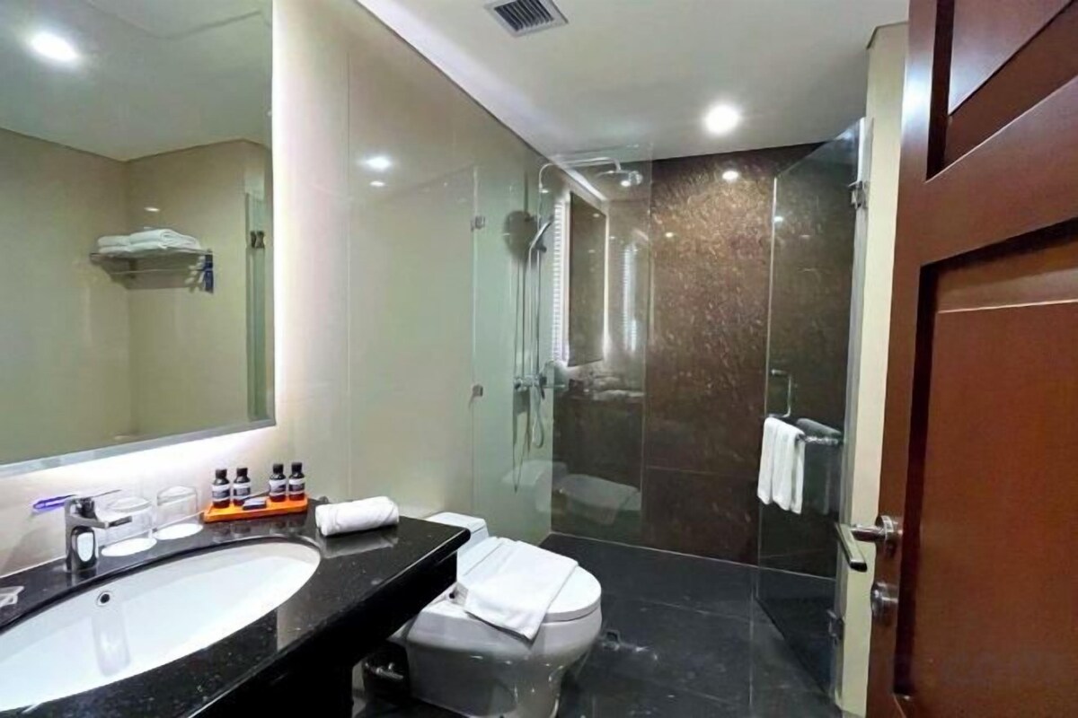 Bathroom | Combined shower/bathtub, rainfall showerhead, slippers, bidet