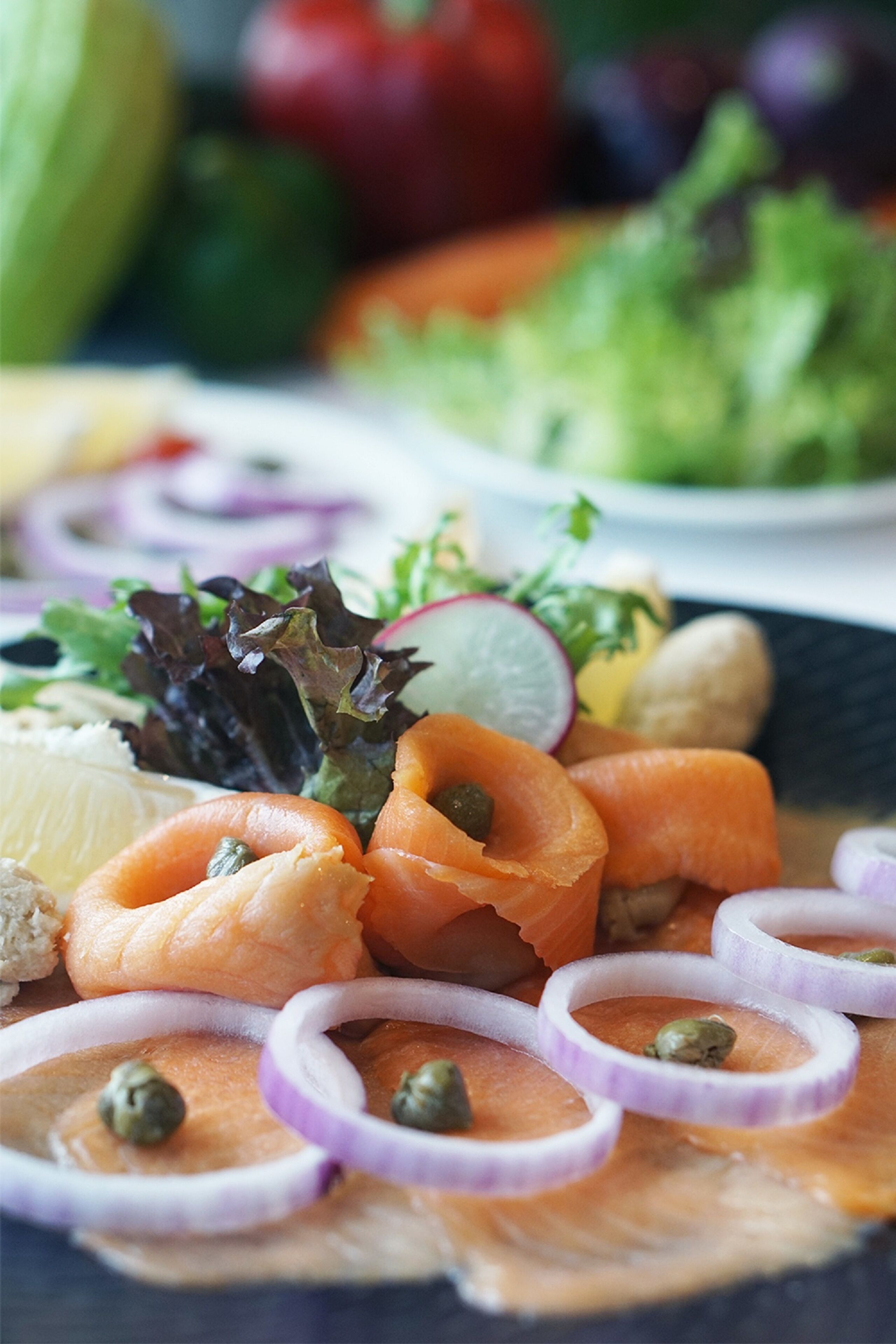 Un plato de salmón ahumado con adornos.