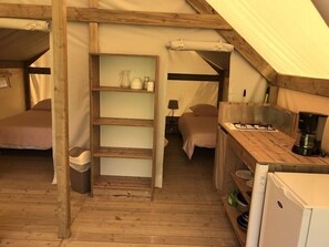 Tent, Shared Bathroom (Mistral 4 pers) | Individually decorated, individually furnished, free WiFi - Camping Frédéric Mistral (Castellane)