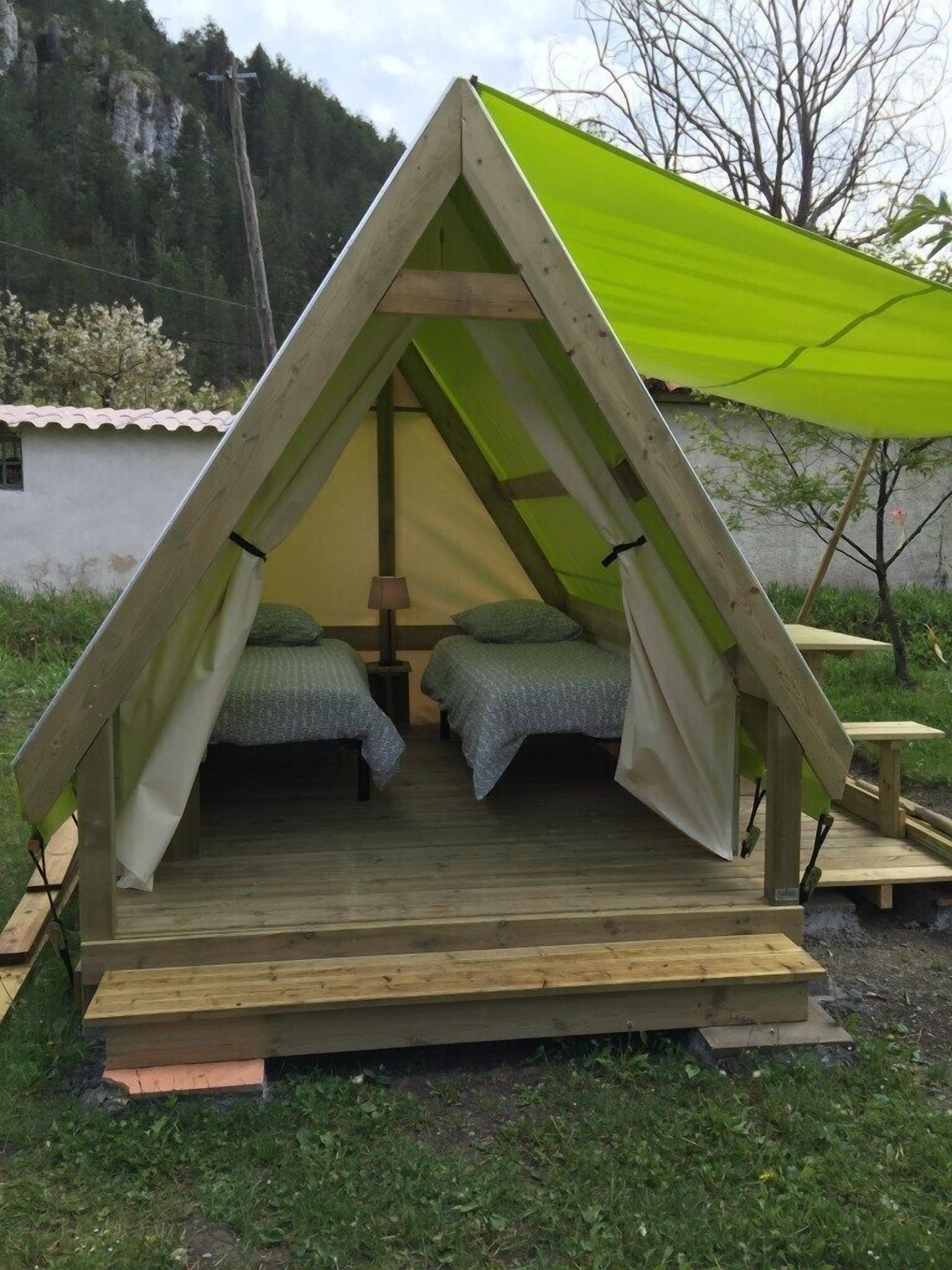 Tente Économique, 1 chambre, salle de bains commune (Mistral 2 pers) | Décoration personnalisée, ameublement personnalisé, Wi-Fi gratuit