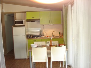 Chalet, 2 Bedrooms (5 pers) | Private kitchen