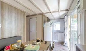 Premium Chalet, 2 Bedrooms, Garden Area (4 pers) | Living area | Table tennis - Camping Frédéric Mistral (Castellane)