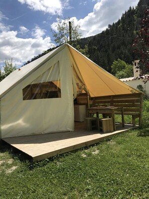 Tent, Shared Bathroom (Mistral 4 pers) | Individually decorated, individually furnished, free WiFi - Camping Frédéric Mistral (Castellane)