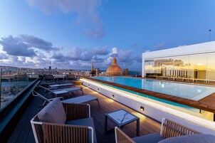 Piscina all'aperto, con ingresso dalle 10:30 alle 19:00, lettini