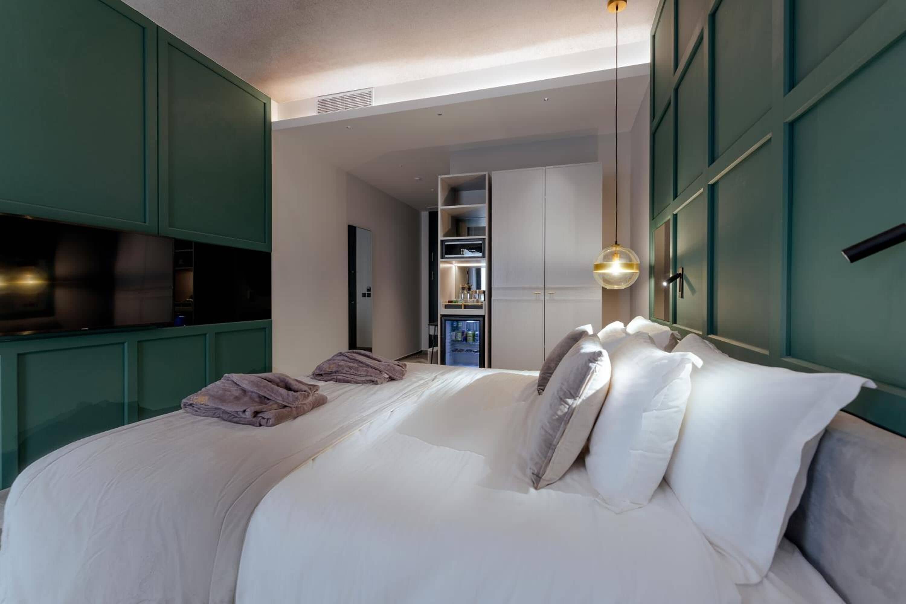 高級寝具、低反発ベッド、セーフティボックス (室内)、デスク