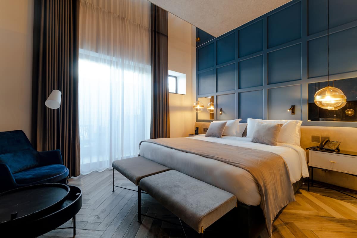 Luxe beddengoed, bedden met traagschuimmatras, een kluis op de kamer