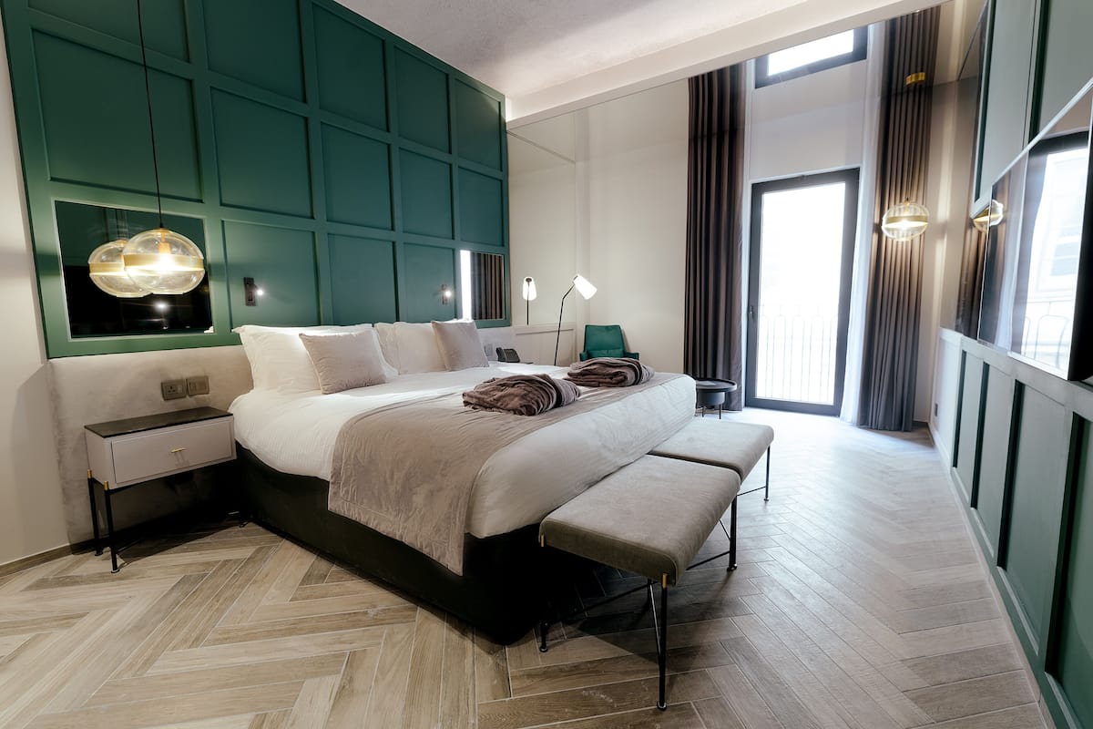 Luxe beddengoed, bedden met traagschuimmatras, een kluis op de kamer
