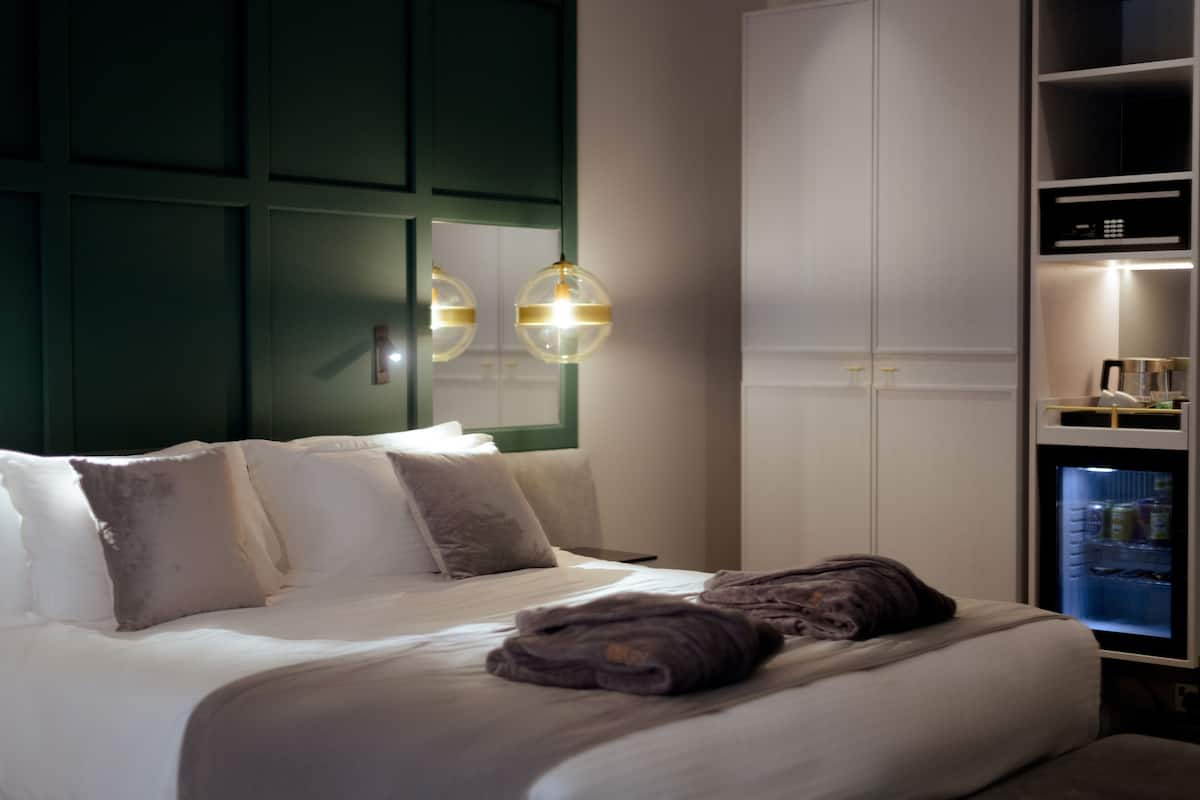 Luxe beddengoed, bedden met traagschuimmatras, een kluis op de kamer