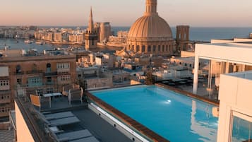 Piscina all'aperto, lettini