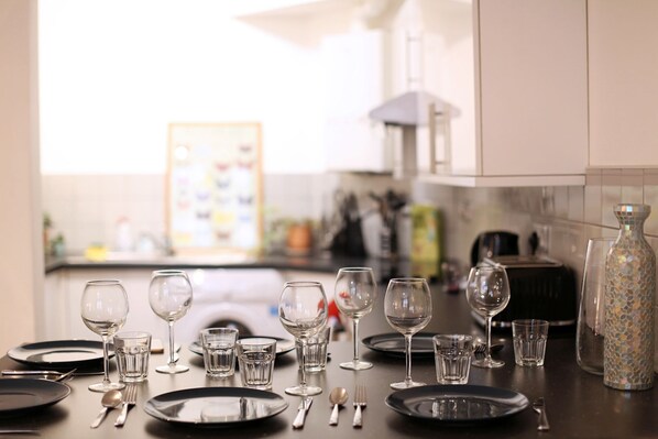 Casa, 3 habitaciones | Instalaciones de cocina compartida | Refrigerador, microondas, lavavajillas y cafetera y tetera