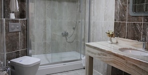 Habitación individual | Baño | Regadera, amenidades de baño gratuitas, secadora de cabello, pantuflas
