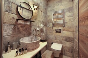 Dusche, kostenlose Toilettenartikel, Haartrockner, Hausschuhe