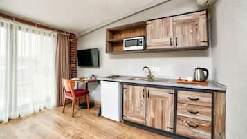 Mini-Kühlschrank, Mikrowelle, Herdplatte, Wasserkocher