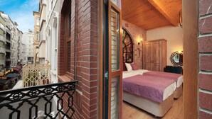 Un dormitorio con cama, techo de madera y vista a la calle.