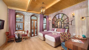 Suite monolocale Standard | Minibar, cassaforte in camera, con stile personalizzato, una scrivania