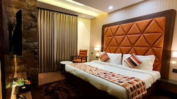 Habitación superior, 1 cama de matrimonio grande, vistas a la ciudad | Servicio de comidas en la habitación