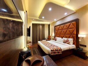 Super Deluxe Room | In-room dining - Hotel Makhan Residency (Amritsar)